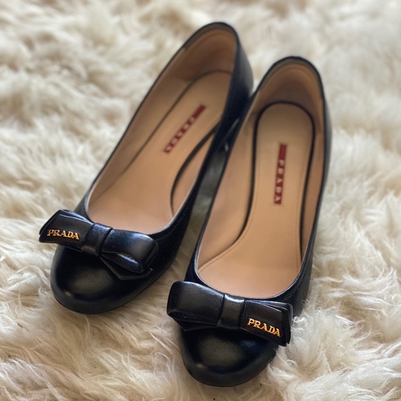Prada Shoes - Like NEW black leather Pradas